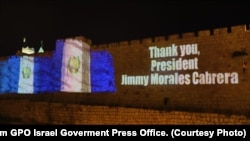 El muro de la Ciudad Vieja de Jerusalén fue iluminado con la bandera de Guatemala en anticipación a la inauguración de la embajada de ese país el miércoles, 16 de mayo, de 2016. Foto cortesía: Sasson Tiram GPO Oficina de Prensa del gobierno de Israel.