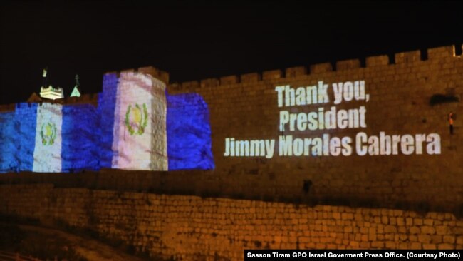 El muro de la Ciudad Vieja de Jerusalén fue iluminado con la bandera de Guatemala en anticipación a la inauguración de la embajada de ese país el miércoles, 16 de mayo, de 2016. Foto cortesía: Sasson Tiram GPO Oficina de Prensa del gobierno de Israel.