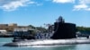 Kapal selam USS Illinois kembali ke Pangkalan Bersama Pearl Harbor-Hickam dari penempatan, 13 September 2021. Australia memutuskan untuk berinvestasi di kapal selam bertenaga nuklir AS dan membatalka kontraknya dengan Prancis untuk membangun kapal selam diesel-listrik. (Foto: AP)
