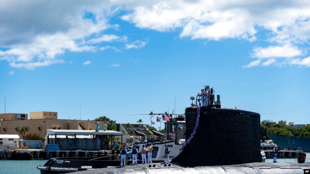 资料图- 美国海军USS伊利诺伊号潜艇完成任务后返回珍珠港基地。澳大利亚决定采购美国的核潜艇，因而终止先前同法国签署的购买法国柴电动力潜艇的交易。(photo:VOA)