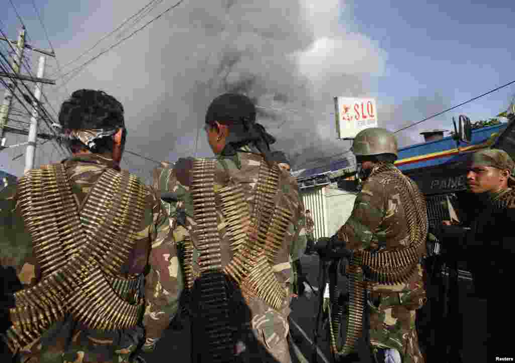 Government soldiers wearing ammunition prepare to attack Muslim rebels in Zamboanga, Philippines, Sept. 13, 2013. 