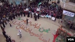 Para demonstran oposisi berkumpul di kota Homs, Suriah di tempat yang bertuliskan: 'Kami Mencari Kebebasan dan Perdamaian' dan 'Kami bukan Pencuri atau Pelanggar Hukum.' (31/12)/
