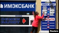 Tỷ giá hối đoái tại một ngân hàng ở Simferopol, Crimea.