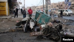 이라크에서 15일 연쇄 폭탄 테러로 수십명이 사망했다. 사진은 수도 바그다드의 폭탄 테러 현장.