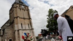 Des musulmans observent une minute de silence devant l'église Saint Etienne où un prêtre a été tué lors d’une prise d’otage, à Saint-Etienne-du-Rouvray, Normandie, France, 29 juillet 2016. 