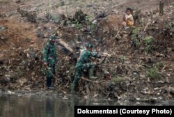 Para anggota TNI terlibat dalam program pembersihan Sungai Citarum di Bandung Selatan, Jawa Barat (foto: dok)