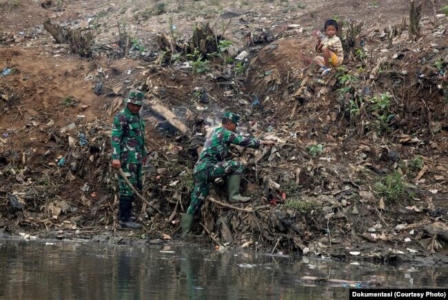 Para anggota TNI terlibat dalam program pembersihan Sungai Citarum di Bandung Selatan, Jawa Barat (foto: dok)