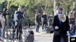 Gazetarët në Londër duke pritur daljen e kryeministrit nga spitali Saint Thomas (7 prill 2020)