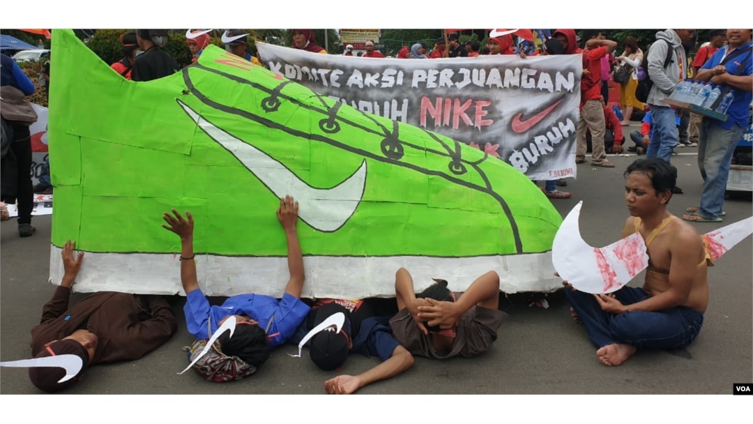 Para buruh dari Komite Aksi Perjuangan Buruh (KAPB) Nike menuntut upah layak, kerja layak dan kebebasan berserikat dalam aksi "May Day" di Jakarta Pusat Rabu 1/5. (Foto: VOA/Sasmito Madrim)