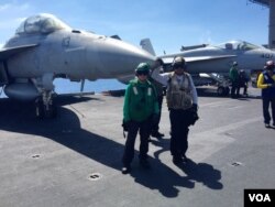 Sailors aboard the USS John C. Stennis pause for a photo during a visit by US Secretary of Defense Ash Carter in the South China Sea (C.Babb/VOA)