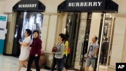 顾客走出英国奢侈品制造商博伯利（Burberry）在上海开设的分店。（资料照） 