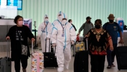 중국국제항공 직원들이 지난달 30일 방역복 차림으로 미국 로스엔젤레스 국제공항에 입국하고 있다.