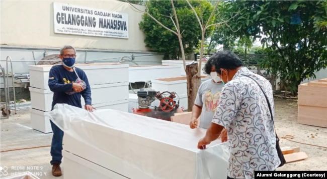 Alumni Gelanggang Mahasiswa UGM memproduksi peti mati bagi jenazah COVID-19. (Foto: Courtesy/Alumni Gelanggang)