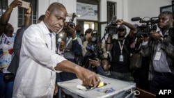 Le candidat à la présidentielle Martin Fayulu a voté devant le bureau de vote de l'Institut de la Gombe lors des élections générales de la RDC, à Kinshasa le 30 décembre 2018.