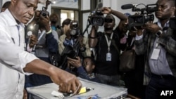 Le candidat à la présidentielle Martin Fayulu a voté devant le bureau de vote de l'Institut de la Gombe lors des élections générales de la RDC, à Kinshasa le 30 décembre 2018.