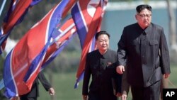 Severnokorejskli lider Kim Džong Un (desno) i Čo Rjong Hae, potpredsednik Centralnog komiteta Radničke partije, stižu na zvanično otvaranje Riomiong rezidencionalne oblasti, u Pjongjangu, Severna Koreja, 13. aprila 2017.