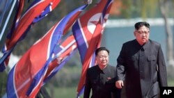 Pemimpin Korea Utara Kim Jong Un (kanan) dan Choe Ryong Hae, wakil ketua komite pusat Partai Pekerja, di Pyongyang, Korea Utara, 13 April 2017. Choe Ryong Hae adalah satu dari tiga pejabat tinggi Korea Utara yang dijatuhi sanksi oleh AS.

