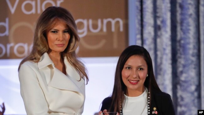 La primera dama de EE.UU., Melania Trump, entregó el premio "Mujeres de Valor" a Cindy Arlette Contreras Bautista, en el Departamento de Estado en Washington, el miércoles, 29 de marzo de 2017.