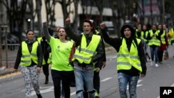 معترضان به افزایش مالیات سوخت در خیابان‌های شهر مارسی در جنوب فرانسه، شنبه، 17 نوامبر 2018