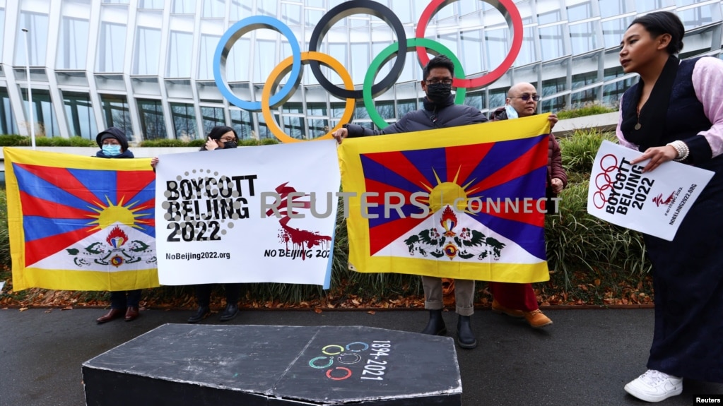 抗议者在瑞士洛桑国际奥委会总部外，呼吁抵制2022年北京奥运会。（2021年11月26日）(photo:VOA)