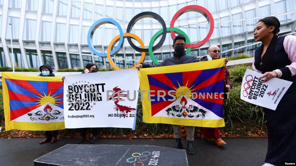 抗议者在瑞士洛桑国际奥委会总部外，呼吁抵制2022年北京奥运会。（2021年11月26日）(photo:VOA)