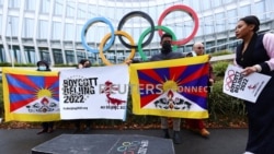 抗议者在瑞士洛桑国际奥委会总部外，呼吁抵制2022年北京奥运会。（2021年11月26日）