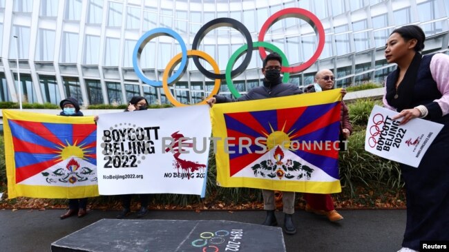 抗議者在瑞士洛桑國際奧委會總部外，呼籲抵制2022年北京奧運會。（2021年11月26日）