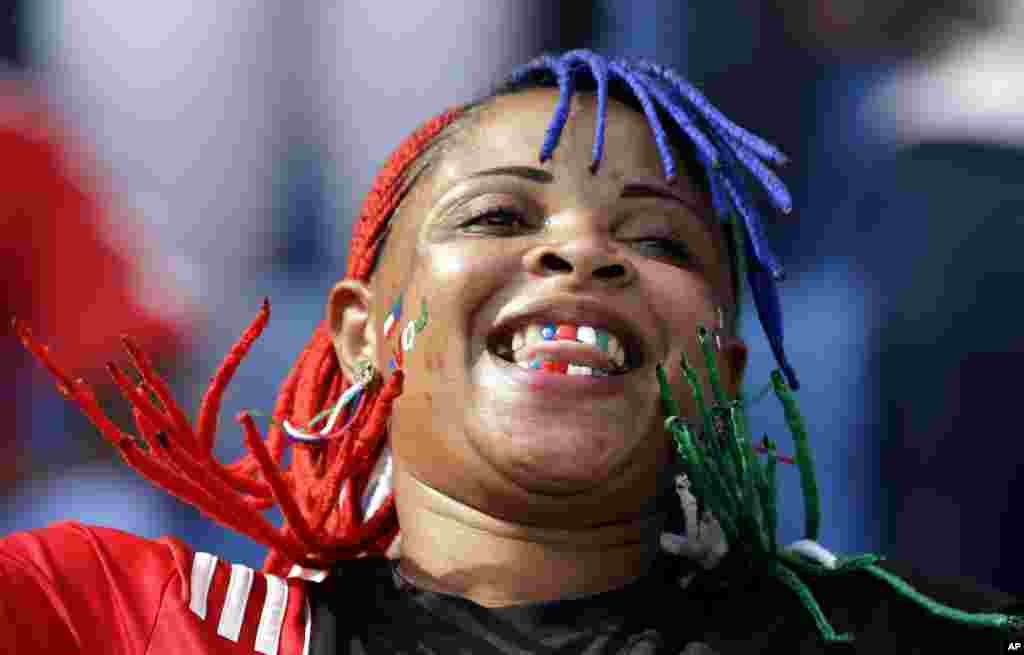 Uma adepta tem o cabelo pintado com as cores da sua selecção do coração, a Guiné Equatorial, antes do jogo frente ao Congo Brazzaville, o primeiro do CAN. Jan 17, 2015
