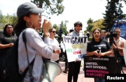 Manifestantes protestan contra la terminación del programa de Acción Diferida para los Llegados en la Infancia (DACA, por sus siglas en inglés) afuera del Tribunal de Apelaciones del Noveno Circuito en Pasadena, California, 15 de mayo de 2018.
