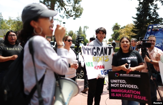 Manifestantes protestan contra la terminación del programa de Acción Diferida para los Llegados en la Infancia (DACA, por sus siglas en inglés) afuera del Tribunal de Apelaciones del Noveno Circuito en Pasadena, California, 15 de mayo de 2018.