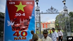 Biểu ngữ kỷ niệm 40 năm kết thúc chiến tranh Việt Nam trước Dinh Thống Nhất ở TP HCM, ngày 28/4/2015.