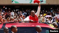 Le président Uhuru Kenyatta salue ses militants dans la capitale du Kenya, Nairobi, le 10 septembre 2016.