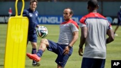 Landon DOnovan (tengah) saat berlatih dengan rekan satu timnya Maurice Edu di Stanford, California, 16 Mei 2014 (Foto: dok).