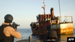 La Garde côtière américaine arraisonne un ravitailleur pirate dans le Golfe d'Aden en 2009.