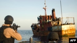 La Garde côtière américaine arraisonne un ravitailleur pirate dans le Golfe Aden13 mai 2009.