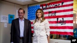 La première dame Melania Trump et le secrétaire à la santé et aux services sociaux Alex Azar, à McAllen, au Texas, le 21 juin 2018. 