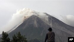 Ινδονησία: 13 νεκροί από έκρηξη ηφαιστείου και 113 από τσουνάμι