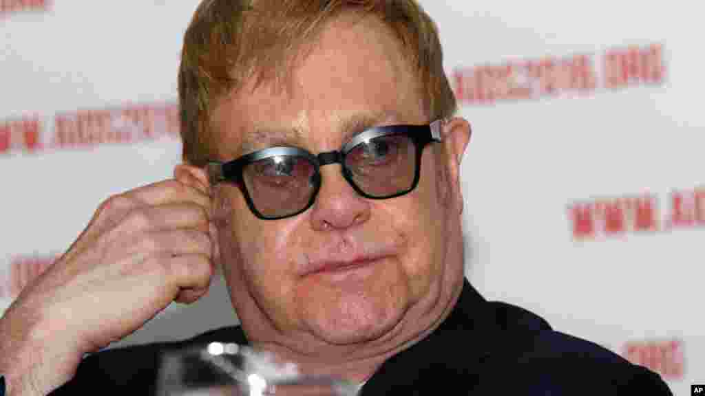 Le musicien britannique Elton John lors d'une conférence de presse lors de la 21e Conférence mondiale contre le sida à Durban, le 20 juillet 2016.