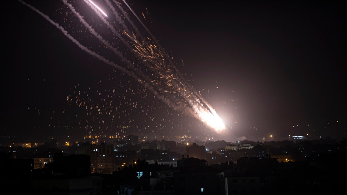 Balas Kekerasan Israel, Hamas Tembakkan Puluhan Roket