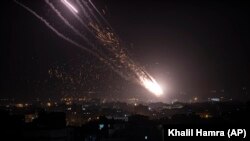 Roket-roket ditembakkan oleh militan Hamas dari Jalur Gaza ke arah Israel, Senin, 10 Mei 2021, untuk membalas kekerasan Israel. (Foto: Khalil Hamra/AP)