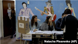 Una mujer presenta sus documentos para votar durante las elecciones legislativas de Argentina, en Buenos Aires el domingo 22 de octubre de 2017. 