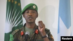 Kamanda mkuu wa majeshi ya AMISOM Meja Jenerali Fred Mugisha akiongea na waandishi wa habari wa Somalia katika mji mkuu Mogadishu. 