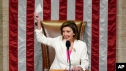 Chủ tịch Hạ viện Mỹ Nancy Pelosi tại cuộc biểu quyết hôm 19/11/2021.