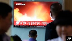 عابران یک ایستگاه مترو در سئول، نگران خبر آزمایش موشکی جدید همسایه شمالی را دنبال می کنند. 