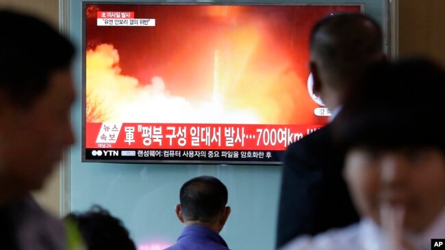 Người dân Hàn Quốc xem một chương trình thời sự nói về vụ phóng tên lửa của Bắc Hàn hôm 14/5. 