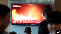 مردم کوریای شمالی حین تماشای تصاویر ویدیویی پرتاب میزایل های بالستیک توسط کوریای شمالی