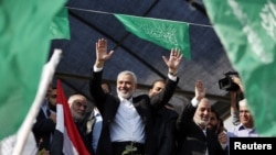 حماس کے راہنما اسماعیل حانیہ فائربندی کا جشن منانے والے لوگوں کے نعروں کا جواب دے رہے ہیں