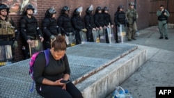 Polisi masih berjaga di pertokoan di kota Baltimore, Maryland yang sebelumnya dilanda kerusuhan disertai penjarahan, Rabu (29/4).