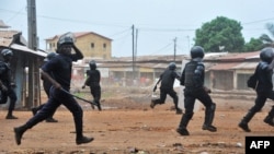 La police antiémeute intervient dans un quartier de Conakry, en Guinée, le 21 novembre 2017.