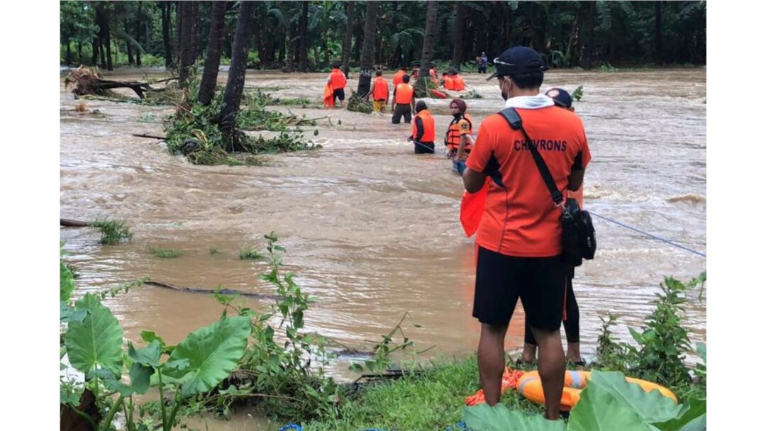 Tim SAR membantu warga menavigasi banjir yang dipicu oleh Badai Tropis Kompasu di Brooke's Point, provinsi Palawan, Filipina barat daya, 12 Oktober 2021. (Penjaga Pantai Filipina via AP)